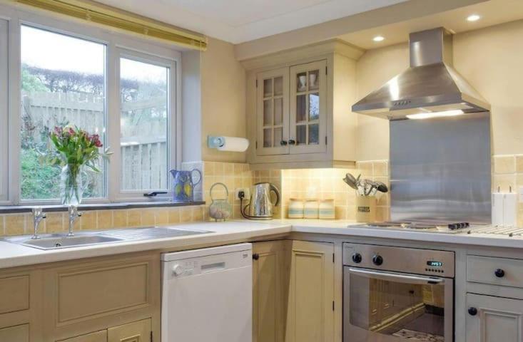 Broadhaven Cottage, Freshwater East, Pembs Holiday home